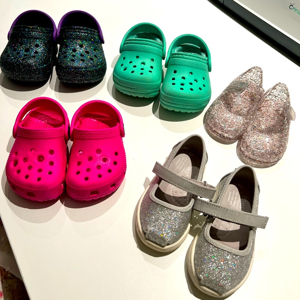 3 Crocs, 1 Toms, and 1 Old Navy Jelly—worn but gently used—👀 pics